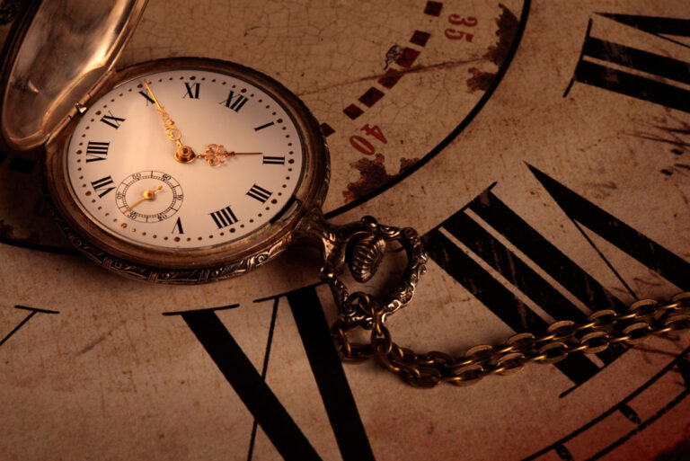 Relógio de bolso sobre papéis, simbolizando o impacto da falta de limites na gestão do tempo de uma líder.